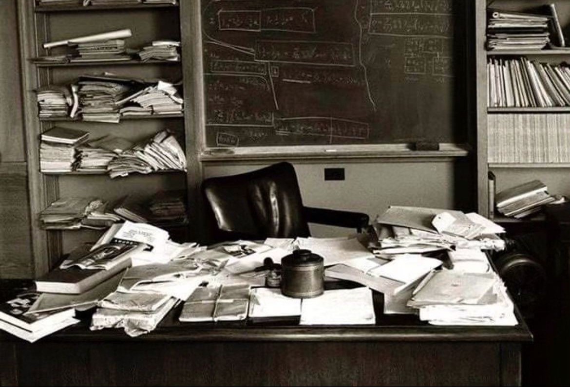 Ölümündən bir neçə saat sonra Albert Eynşteynin Prinstondakı iş otağından çəkilən fotolar