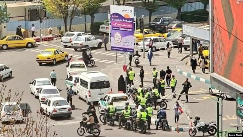 İranda əxlaq polisi ictimai məkan, iş yerləri və avtomobillərdə qadınların geyiminə nəzarət edir